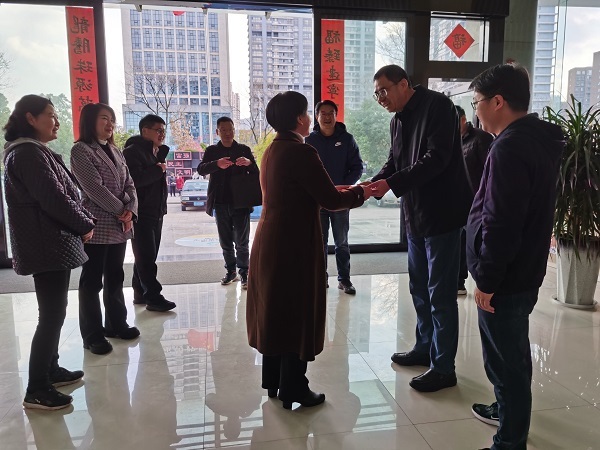 曲靖麒麟區(qū)到(dào)公司開(kāi)展春節走訪慰問(wèn)