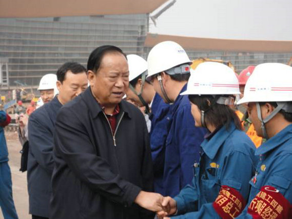 省領導親臨公司新機(jī)場(chǎng)場(chǎng)道(dào)工(gōng)程現(xiàn)場(chǎng)指導工(gōng)作(zuò)