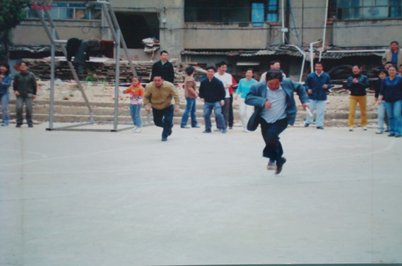 公司第一(yī)項目部基地(dì)大(dà)院舊(jiù)貌換新顔