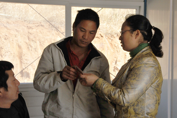 公司黨委書(shū)記戴紅(hóng)梅到(dào)恒大(dà)金(jīn)碧天下(xià)項目進行(xíng)民(mín)情墾談