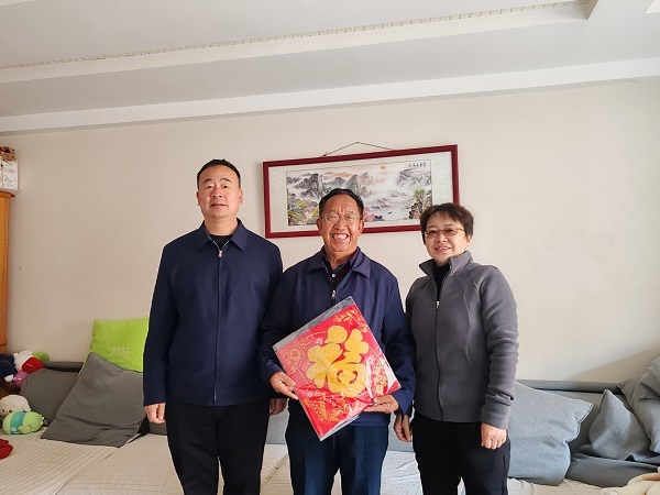 公司黨委書(shū)記、副董事(shì)長(cháng)孫道(dào)光(guāng)走訪慰問(wèn)退休老(lǎo)領導