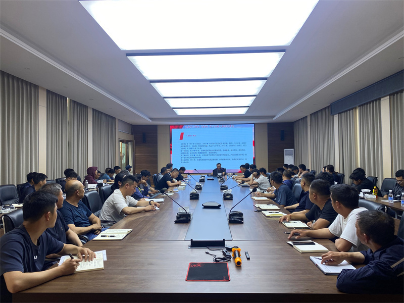 公司總工(gōng)程師(shī)李啓懷講授黨紀學習(xí)教育專題黨課