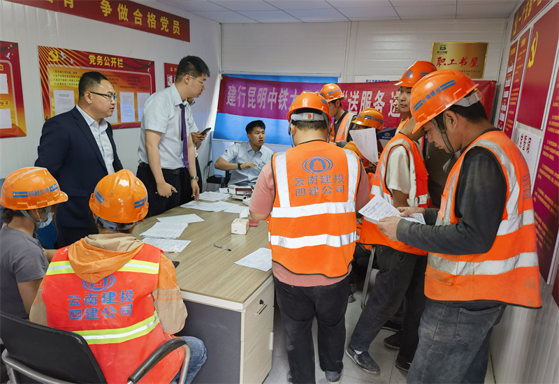 銀(yín)行(xíng)服務進項目，解決農(nóng)民(mín)工(gōng)無卡煩“薪”事(shì)