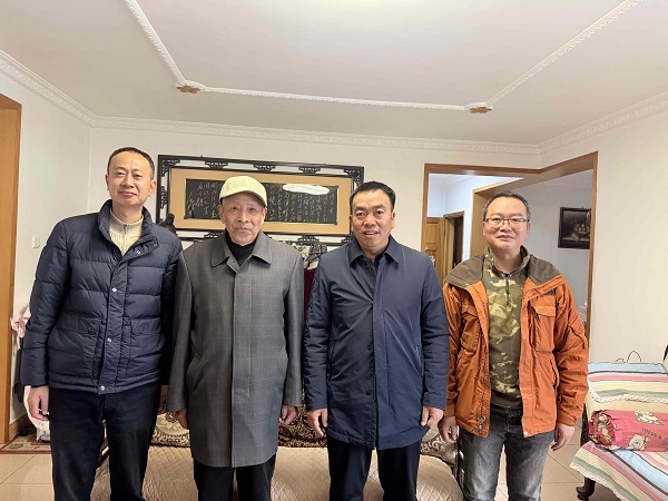 公司副總經理(lǐ)、策劃總監張宗亮(liàng)，總工(gōng)程師(shī)李啓懷走訪慰問(wèn)退休老(lǎo)領導