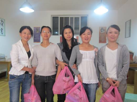 公司第一(yī)項目部為(wèi)職工(gōng)子(zǐ)女(nǚ)發放(fàng)“六一(yī)”兒(ér)童節禮物(wù)