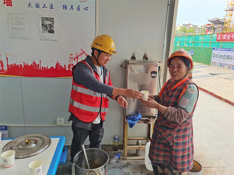 楚雄州中醫(yī)醫(yī)院項目開(kāi)展“夏日(rì)送涼茶”活動