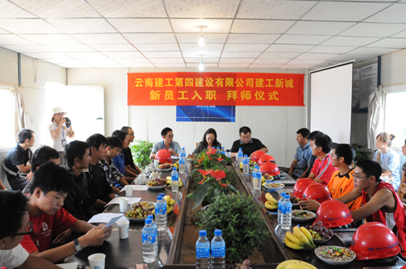 拜師(shī)儀式——“人(rén)才為(wèi)本”第一(yī)戰略的(de)有(yǒu)力支撐