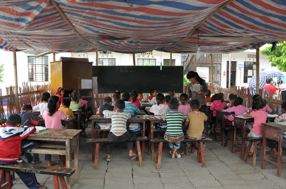 公司在盈江舉行(xíng)“放(fàng)夢盈江、為(wèi)愛(ài)而行(xíng)”捐贈活動