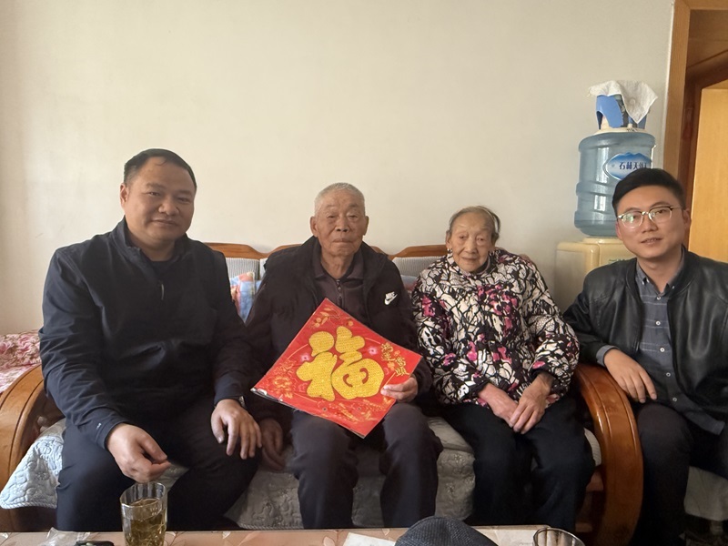 公司副總經理(lǐ)尹彪走訪慰問(wèn)退休老(lǎo)領導